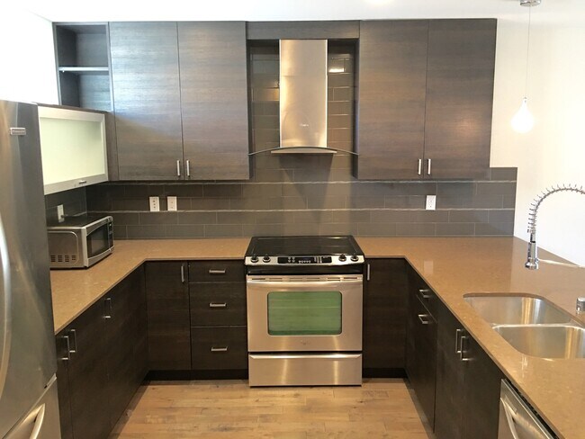 Building Photo - Three Bedroom Fremont Townhouse waiting fo...