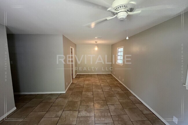 Building Photo - 3 Bedroom/1 Bathroom Home in West Mobile!