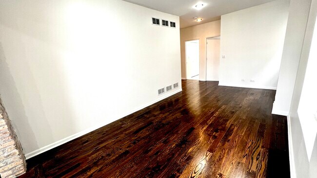 Building Photo - 2702 N Artesian Ave