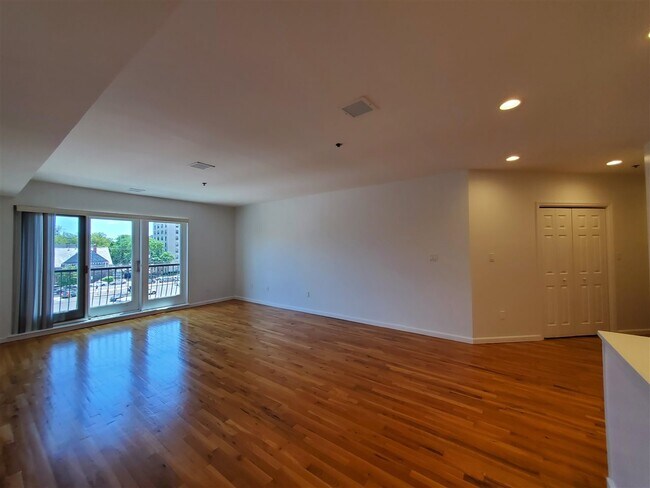 Building Photo - 536 Grand St