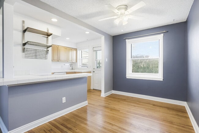 Building Photo - Park Hill townhome with outdoor space and parking