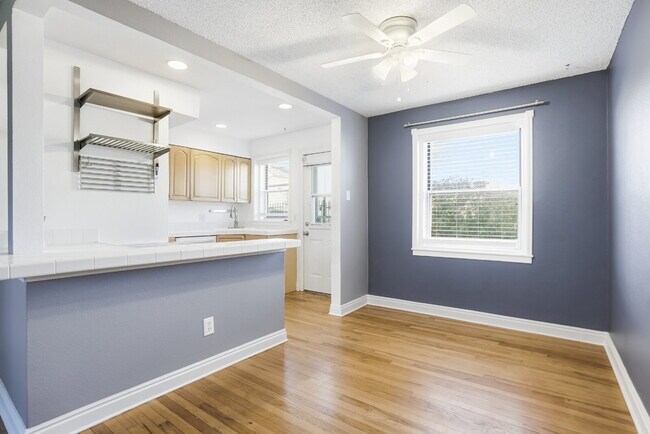 Foto del edificio - Park Hill townhome with outdoor space and parking