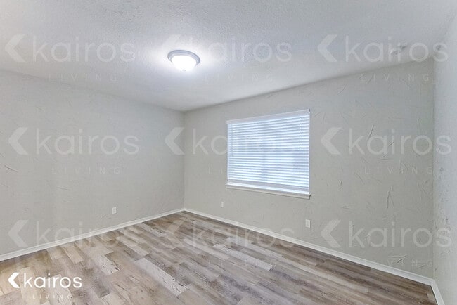 Building Photo - 914 W Pleasant Run Rd