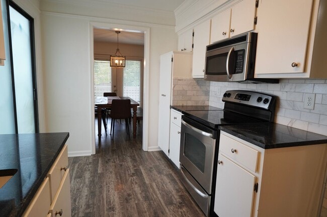 Building Photo - 2 Bed 2 Bath in Desirable Green Hills!