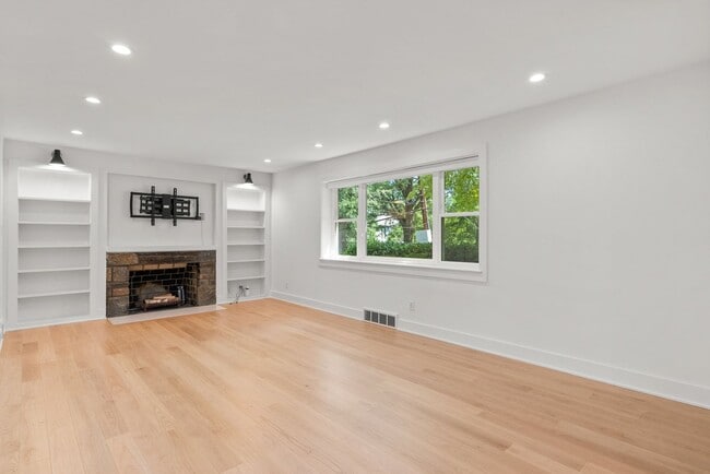 Building Photo - 3 Bed 3.5 Bath - North Cleveland Park Dutc...