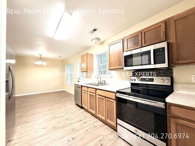 Building Photo - 4025 Oakwood Rd