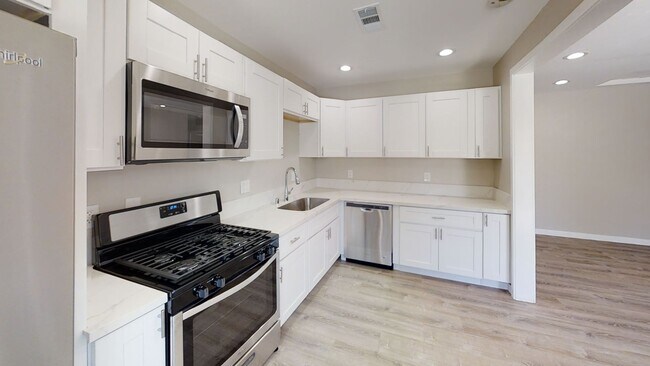 Foto del edificio - Remodeled in 2022!! 4 BD 2 BR House
