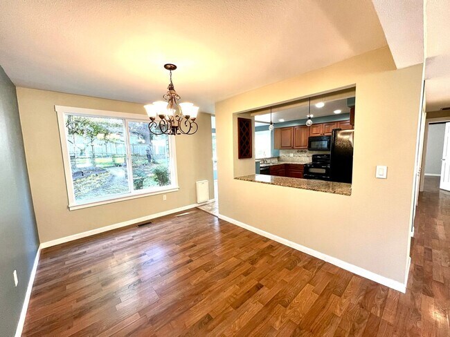 Foto del edificio - Charming 3-Bed, 3-Bath Home with Bonus Roo...