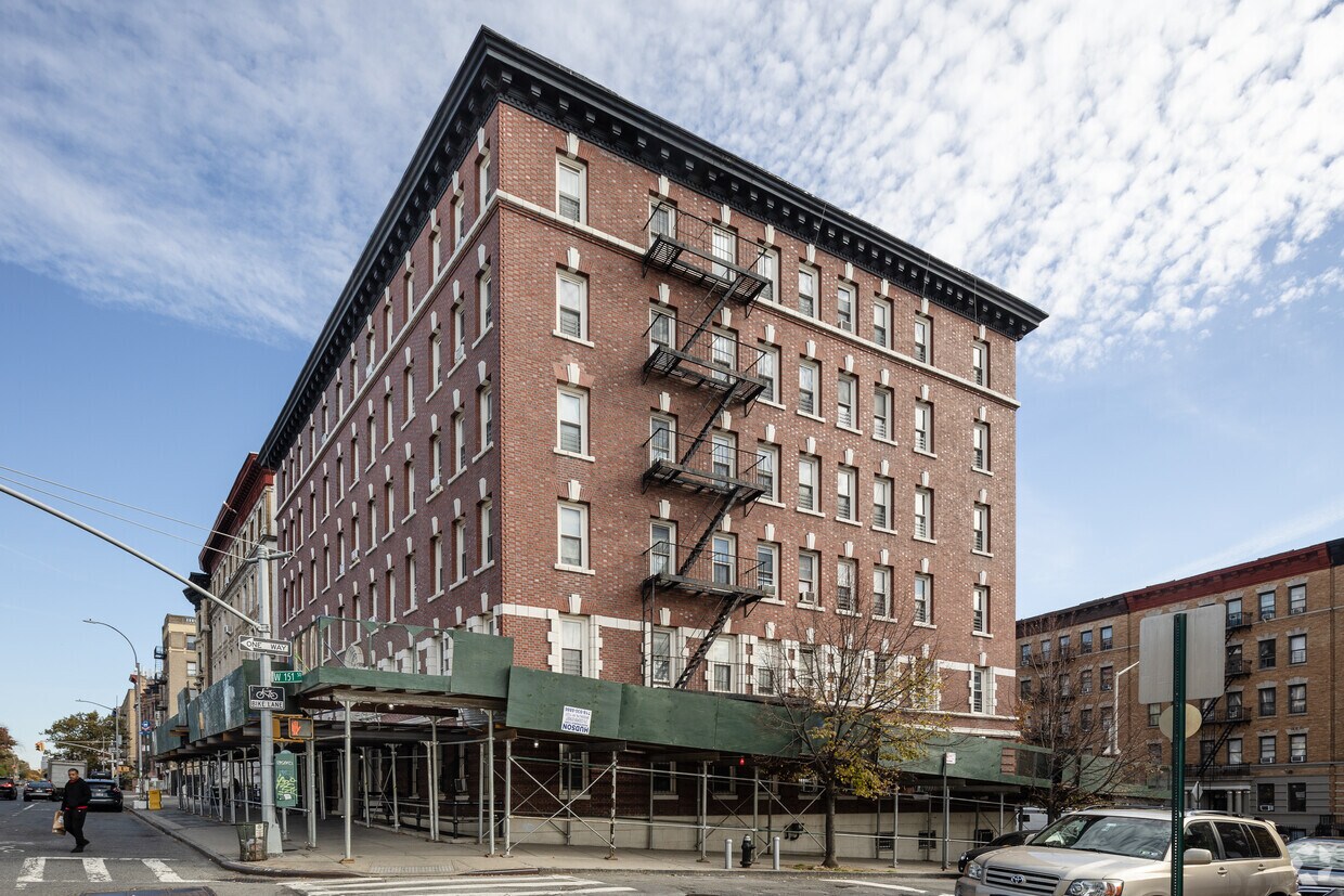 Primary Photo - 824 St Nicholas Pl