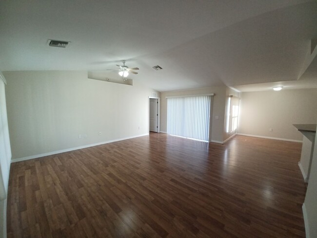 Building Photo - Single Family 3/2 with a Fenced Yard