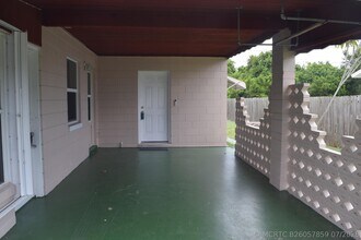 Building Photo - 1622 NE Maureen Ct