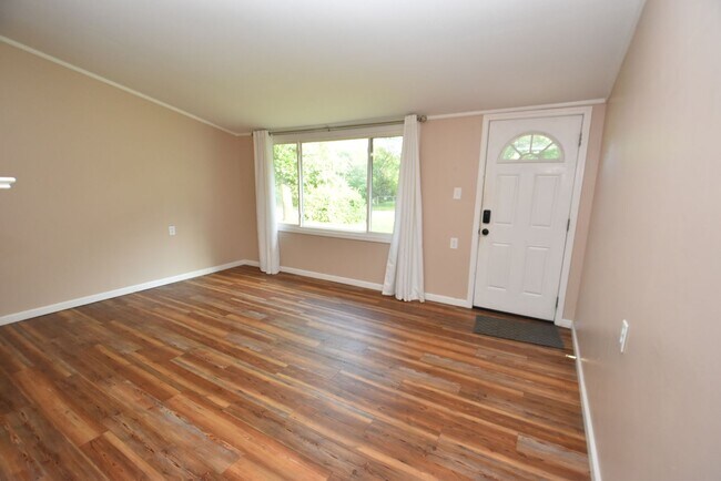 Foto del edificio - 4 bedroom 2 bath home close to UP Mall