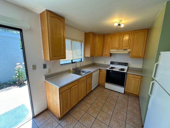 Foto del edificio - 2 Bed 1.5 Bath W/ Garage In Walnut Creek