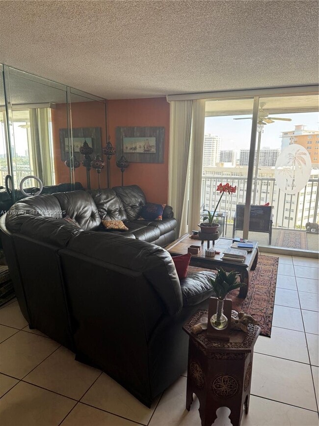 Foto del edificio - 100 Golden Isles Dr