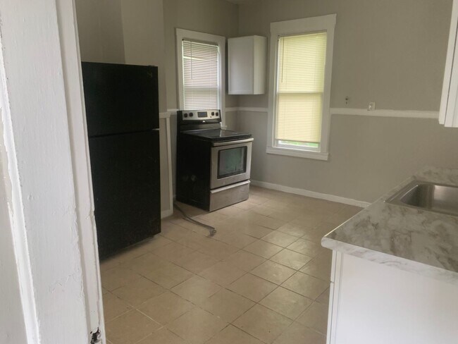 Building Photo - Section 8 Accepted! Spacious newly renovat...