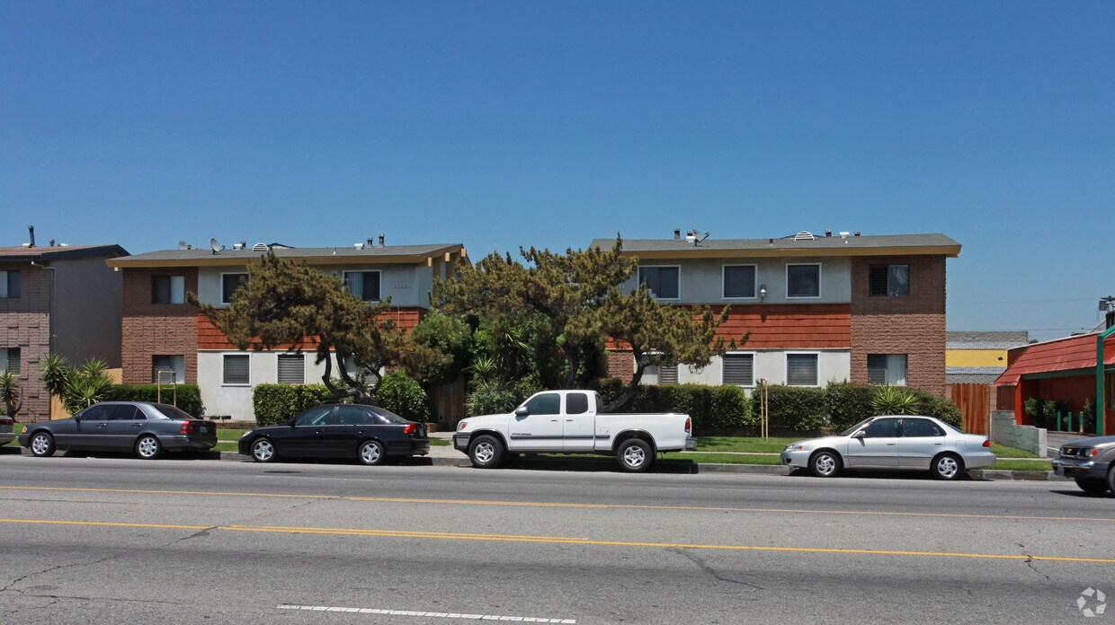 Foto del edificio - 8734 Woodman Ave