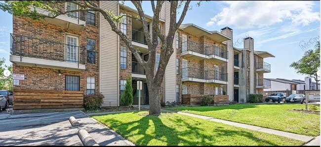 Building Photo - 9520 Royal Ln