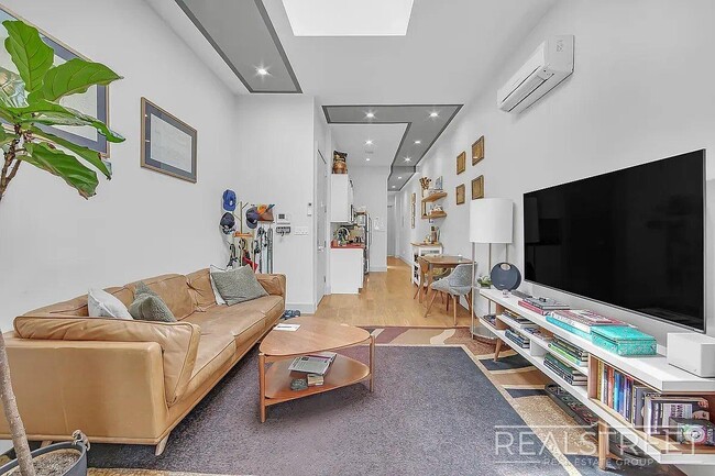 Foto del edificio - Beautiful 3 bed / 1 bath apartment in Bushwick, prime location!