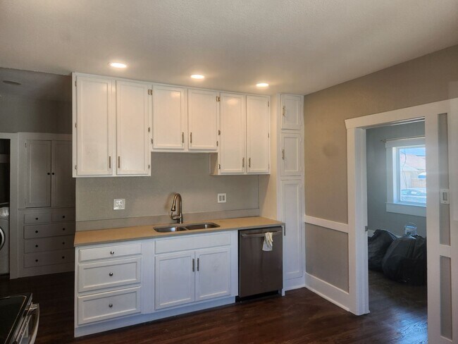 Building Photo - Bright & Updated 3-Bedroom Upper Unit All Utilities Included!