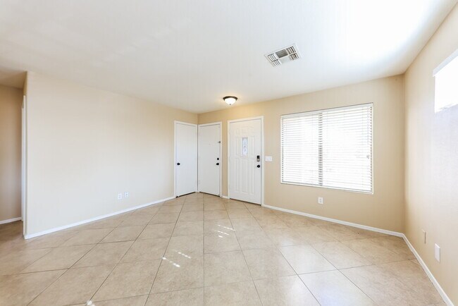 Foto del edificio - 10653 W Poinsettia Dr
