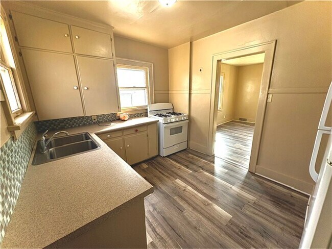 Foto del edificio - AVAILABLE NOW!