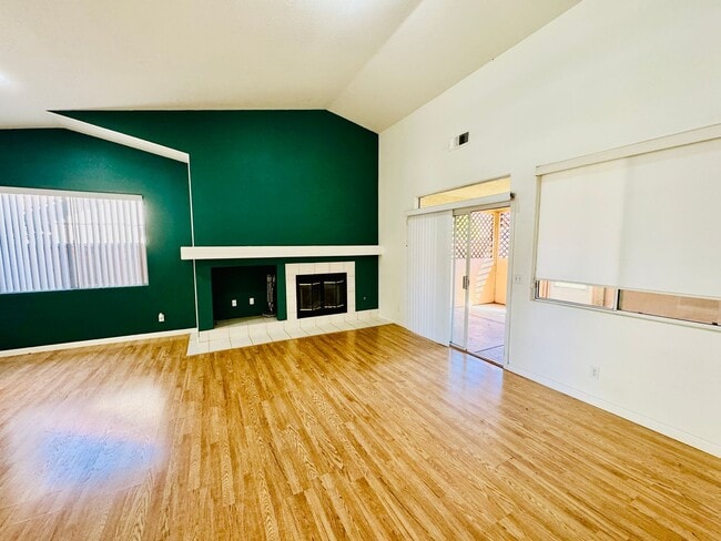 Building Photo - Move in Ready - 3 bedroom 2 bath Home WITH SOLAR!