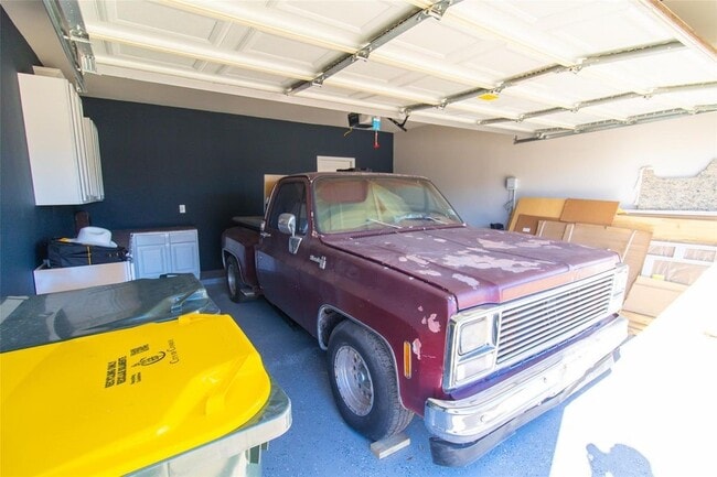 Building Photo - 2221 Middle Rdg Dr