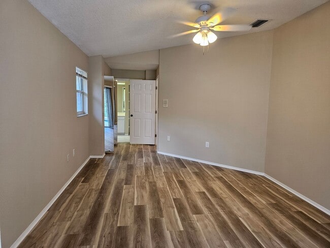 Building Photo - Move In Ready