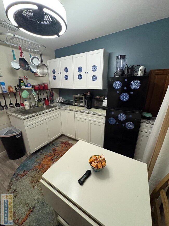 Foto del edificio - 123 Las Joyas Blvd