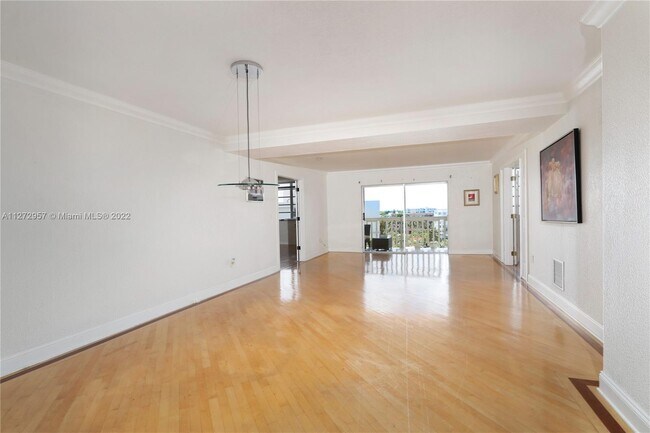 Building Photo - 9111 E Bay Harbor Dr