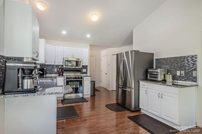 Building Photo - 4267 Knollcrest Dr