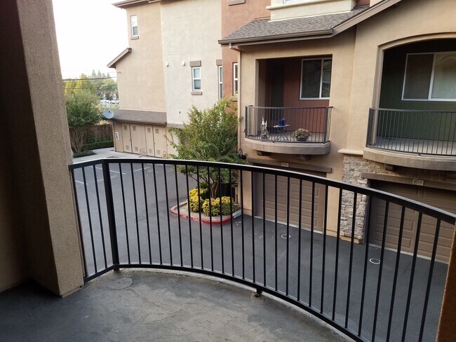 Building Photo - Tri Level 2 Bedroom, 2 1/2 bath condo