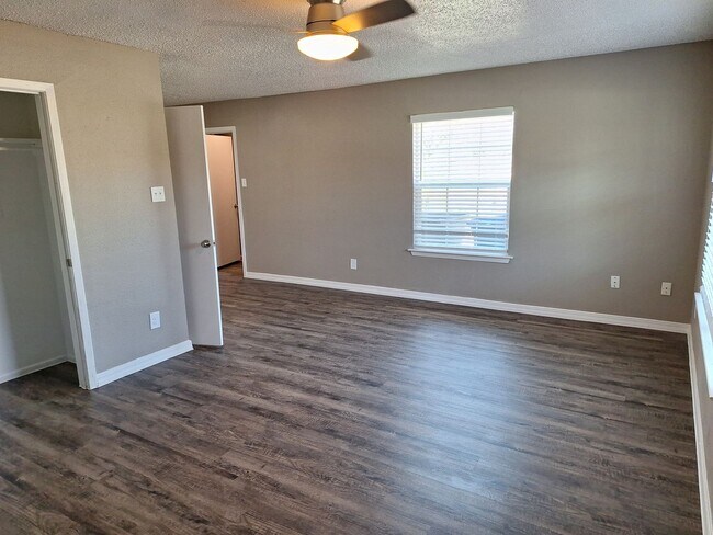 Foto del edificio - 2815 Wheatfield Dr