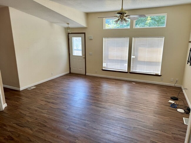 Building Photo - Rural 3 Bed/2 Bath with Office and Large Lot!