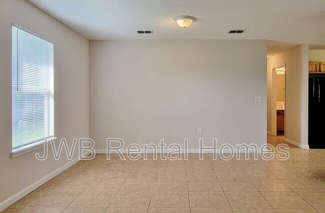 Building Photo - 1382 Manotak Ave