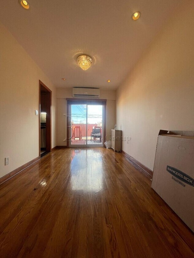 Foto principal - Townhouse w/ Driveway & Huge Outdoor Space...
