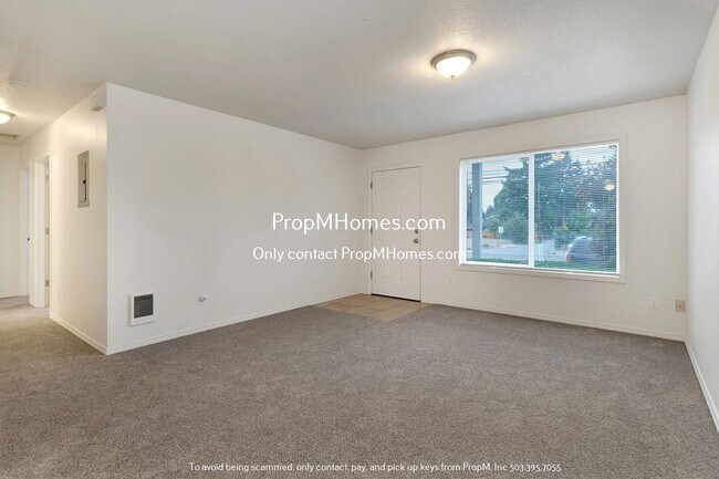Building Photo - 3 Bedroom Unit with Private Fenced Yard – ...