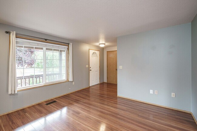 Foto del edificio - 3 Bedroom 2.5 Bath with workshop and fence...