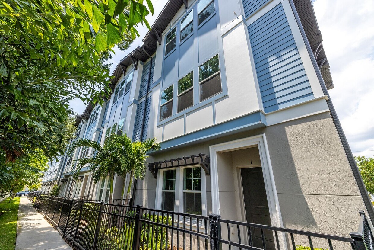Primary Photo - Palma Ceia Townhouse in South Tampa (Built...