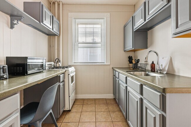 Foto del edificio - Queen room in 3-bed/1.0-bath Home