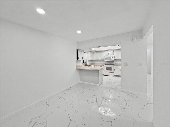 Building Photo - 2101 Hibiscus Rd