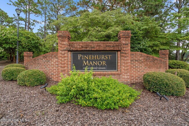 Foto del edificio - 9 Pinehurst Mnr Rd