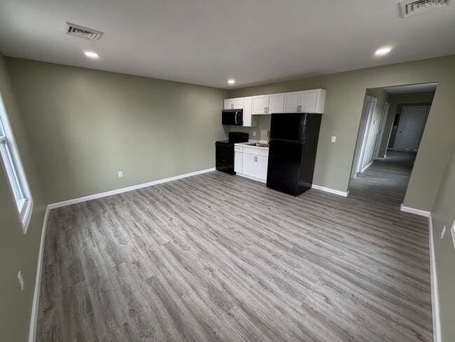 Building Photo - 2BR 1BA Fresh Interior Remodel.