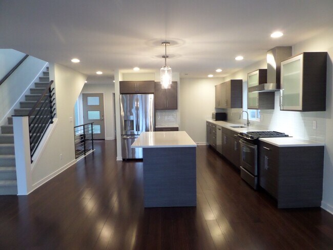Foto del edificio - Immaculate and LARGE 4-Bedroom Home in Unb...