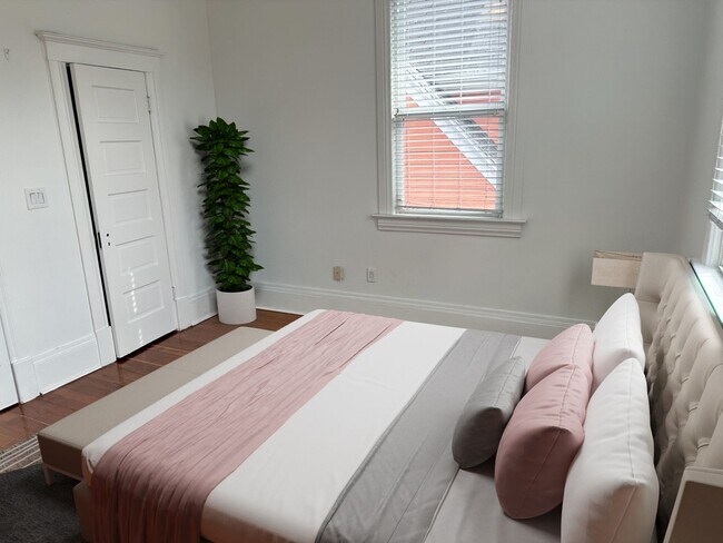Foto del edificio - Spacious 5-Bedroom Seattle Home with Histo...