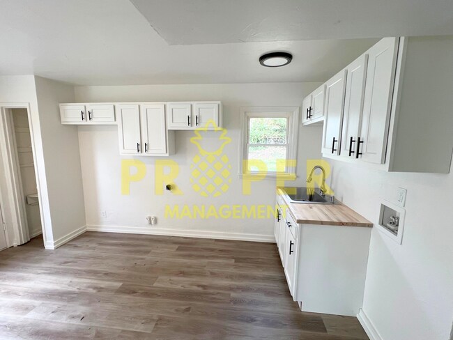 Building Photo - 3 bedrooms 1 bathroom house