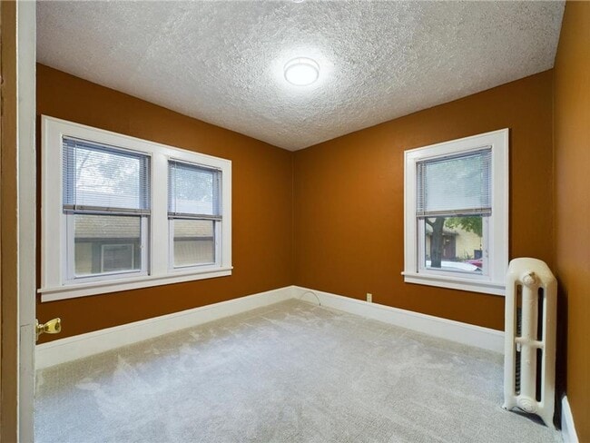 Building Photo - 6 Bedroom House Available Near Concordia University!