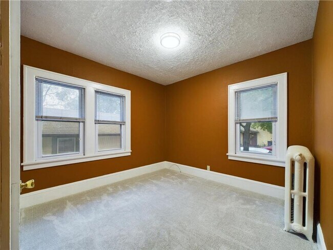Foto del edificio - 6 Bedroom House Available Near Concordia University!