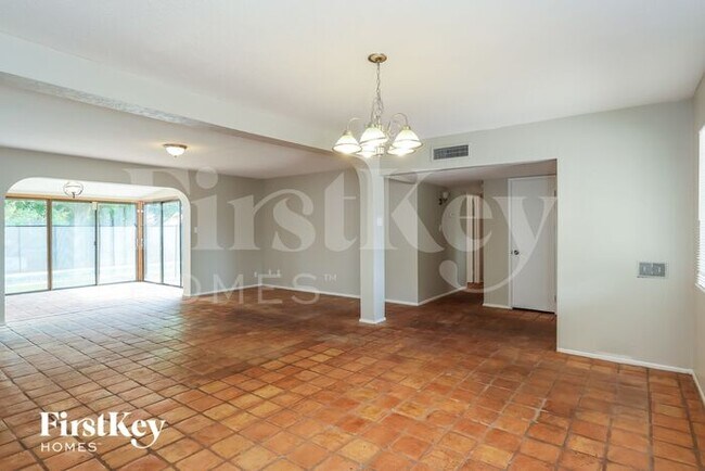 Building Photo - 1302 W Elm St
