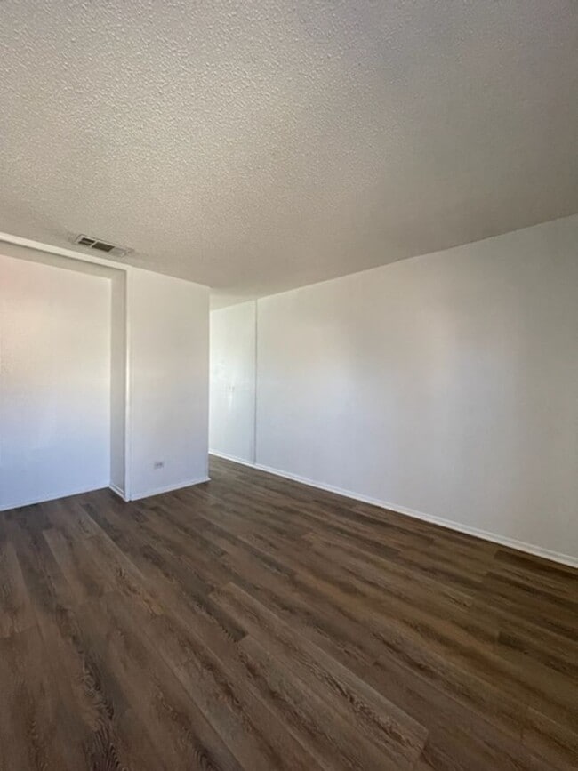 Building Photo - Rental